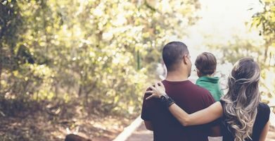 Expatriation ou détachement PRO ? - Famille dans une forêt