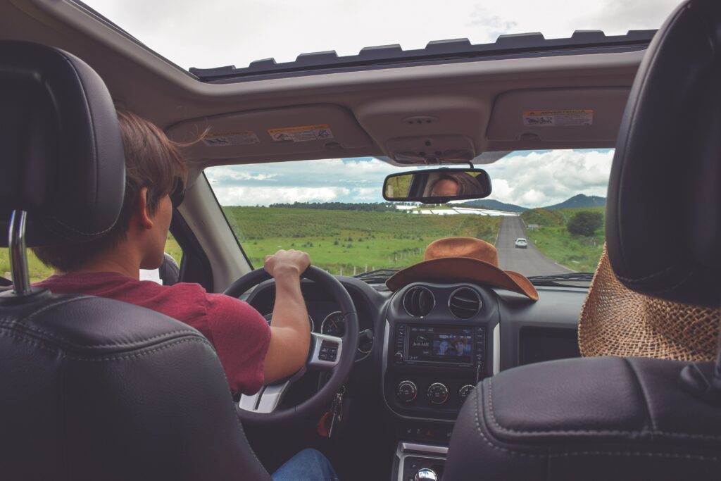 Vérifications de sécurité avant de partir en vacances en voiture - intérieur de la voiture